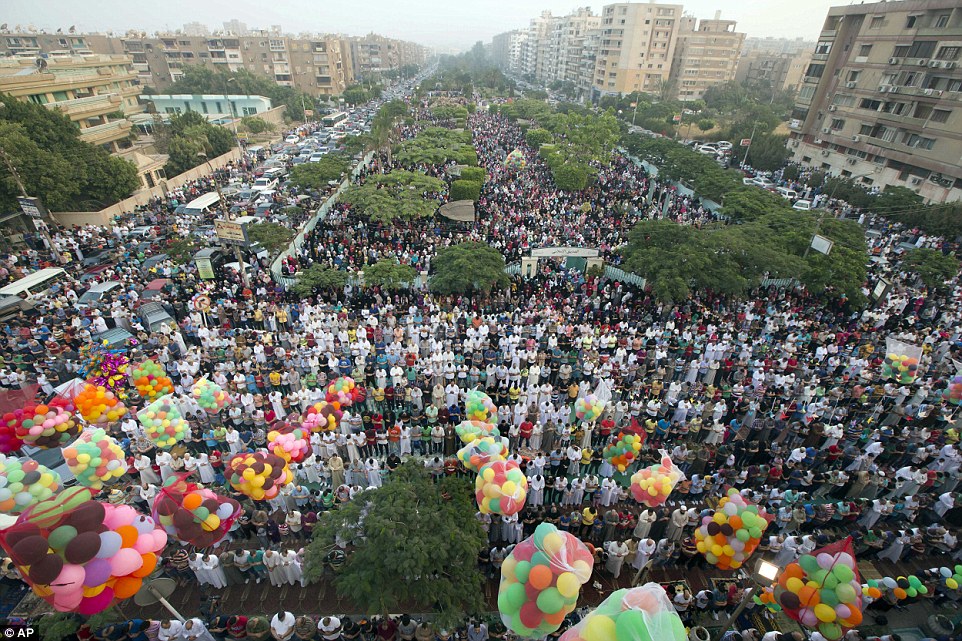 شاهد بالصور: فرحة عيد الفطر في 36 مدينة حول العالم