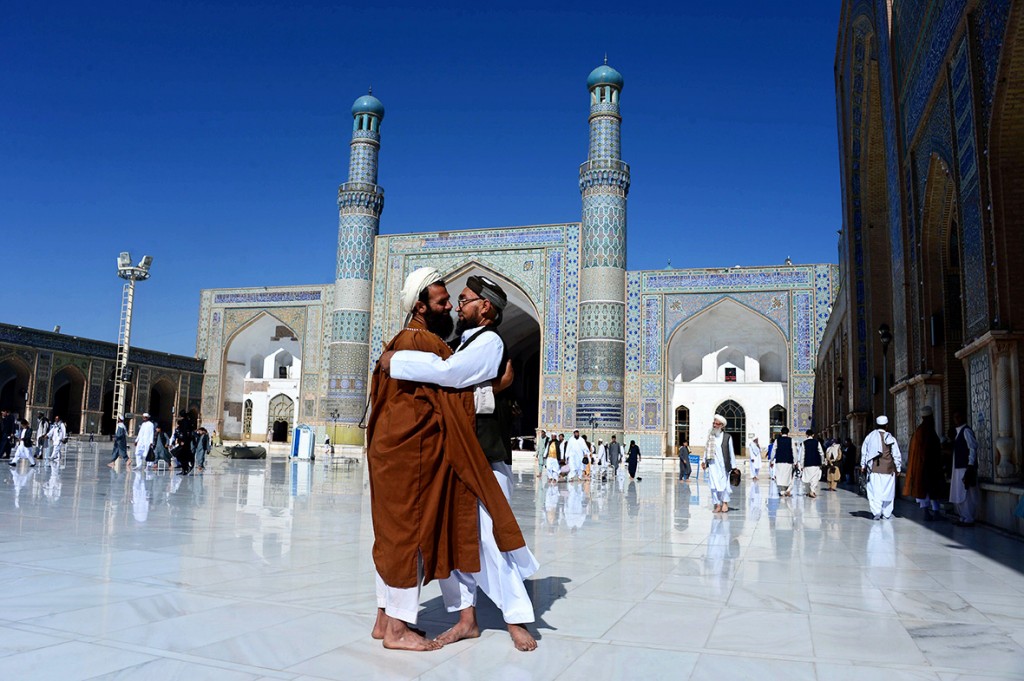 شاهد بالصور: فرحة عيد الفطر في 36 مدينة حول العالم