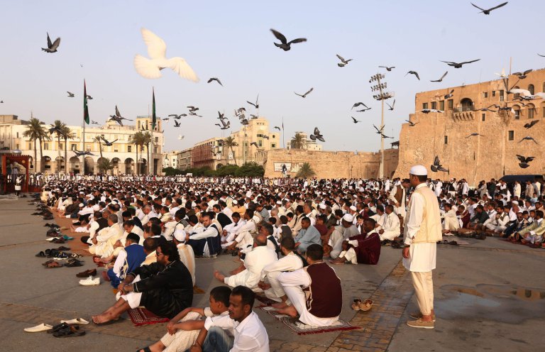 شاهد بالصور: فرحة عيد الفطر في 36 مدينة حول العالم