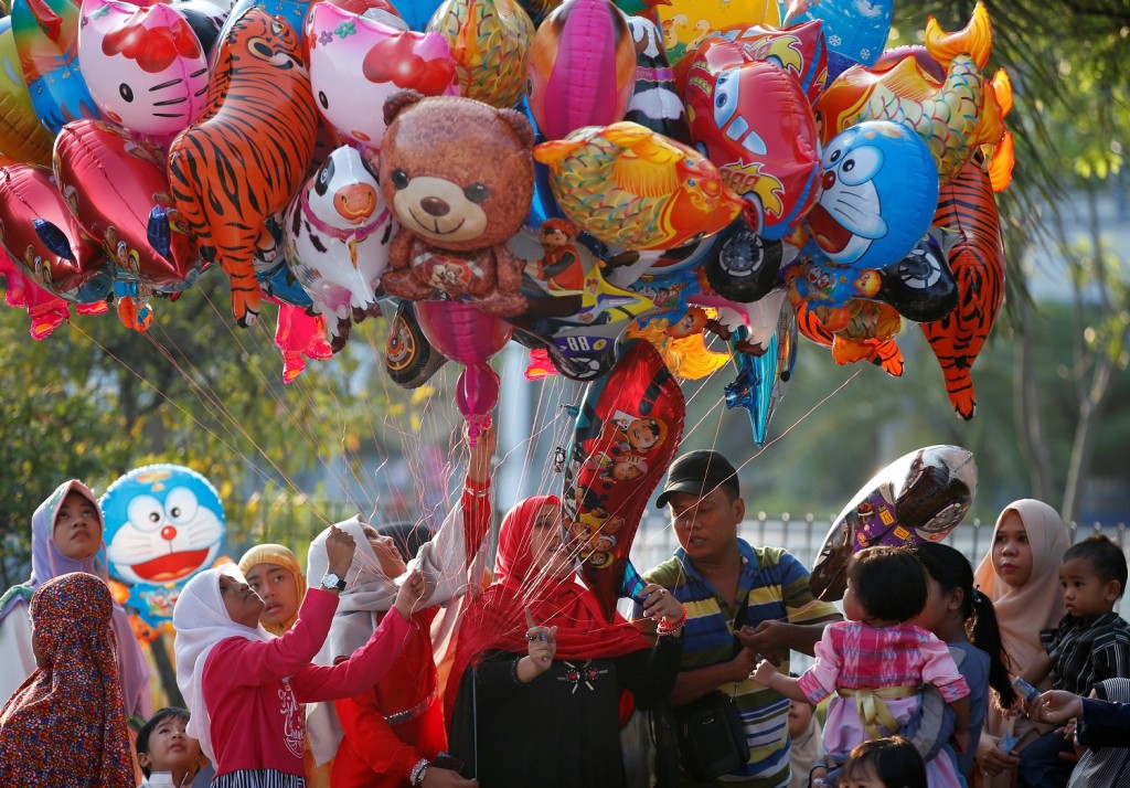 شاهد بالصور: فرحة عيد الفطر في 36 مدينة حول العالم