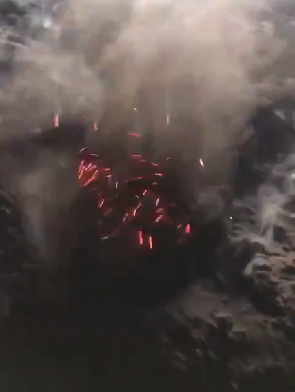 بالفيديو   مواطنون يرصدون تصاعد الأبخرة البركانية والنيران من فوهة ام جرسان شمال المدينة المنورة   طقس العرب