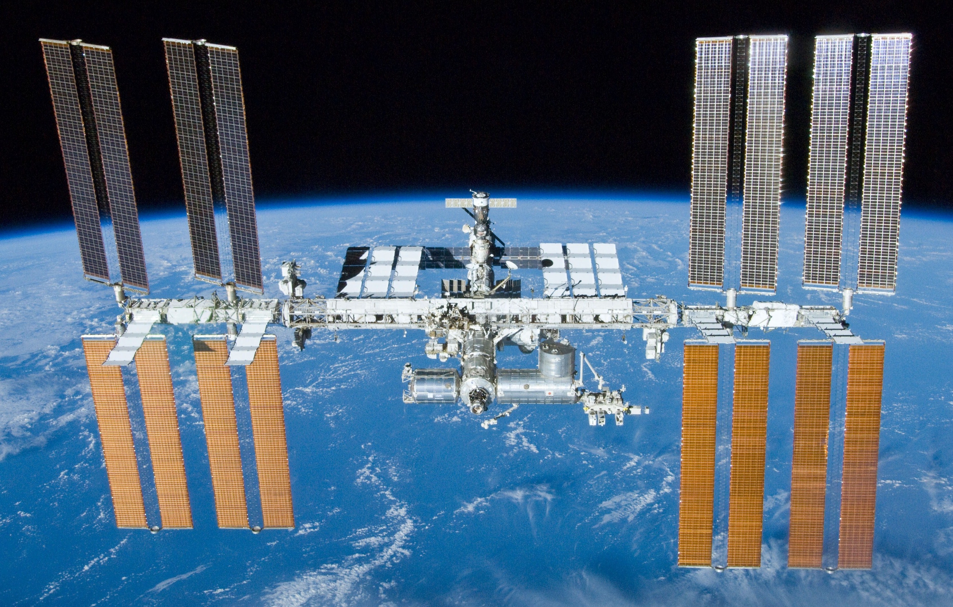 Sortie dans l'espace réussie pour deux astronautes de l'ISS - Sciences et  Avenir